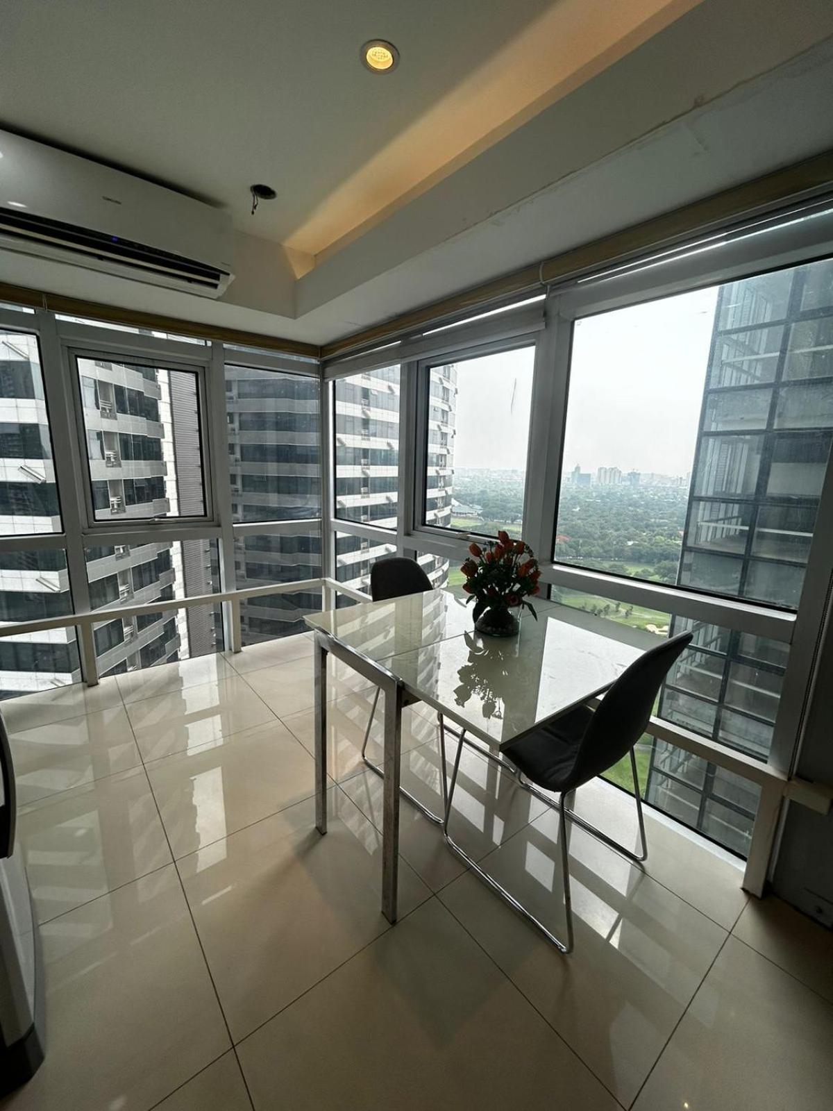 Oasis Regency @ Fort Victoria Bgc Taguig Exterior photo