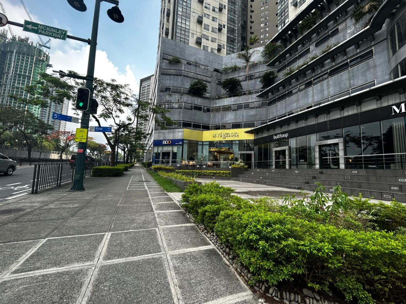 Oasis Regency @ Fort Victoria Bgc Taguig Exterior photo